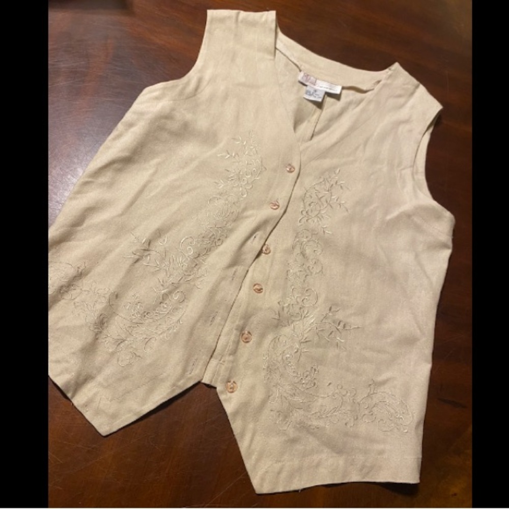 100% Milano Silk, Sleeveless Embroidered Button-Front Top in Cream